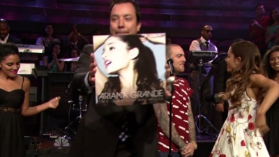  14.June - Ariana and Mac Miller perform The Way on the Late Night with Jimmy Fallon tunjuk