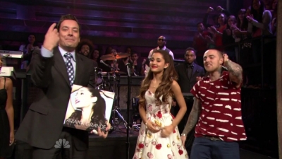  14.June - Ariana and Mac Miller perform The Way on the Late Night with Jimmy Fallon mostra