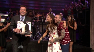  14.June - Ariana and Mac Miller perform The Way on the Late Night with Jimmy Fallon montrer