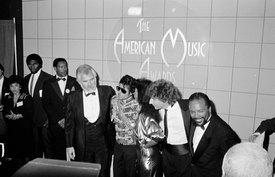  Backstage At The 1984 American 음악 Awards