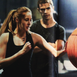  Exclusive Divergent Movie Stills from Entertainment Weekly Magazine