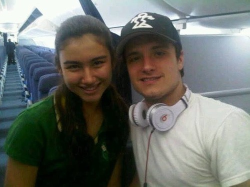  Josh hutcherson on the airplane with a ファン (13.06.13)