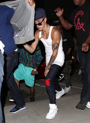  Justin leaving Kanye West’s album listening party at 牛奶 Studios on June 14, 2013