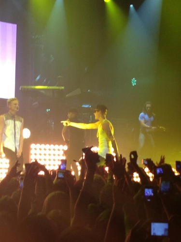  Justin on stage at Cody’s concierto tonight (JunE 14)