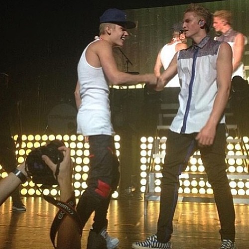  Justin on stage at Cody’s концерт tonight (JunE 14)