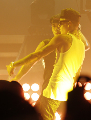  Justin on stage at Cody’s コンサート tonight (JunE 14)