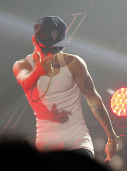  Justin on stage at Cody’s konsert tonight (JunE 14)
