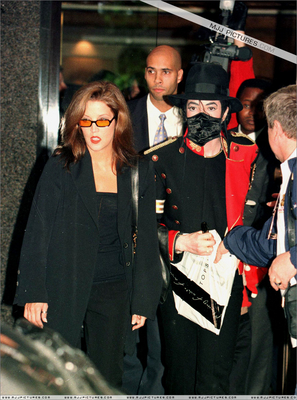  Michael And Lisa Marie Presley In Luân Đôn Back In 1997
