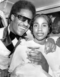  Stevie Wonder And First Wife, Syreeta Wright, On Their Wedding dia Back In 1971