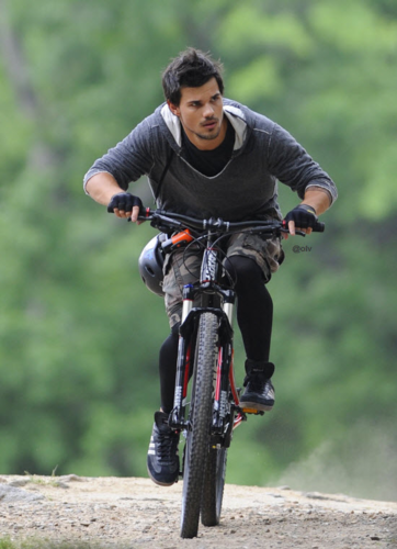  Taylor in NY filming Tracers