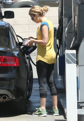  AT A GAS STATION IN WEST HOLLYWOOD (JUNE 21ST, 2013)