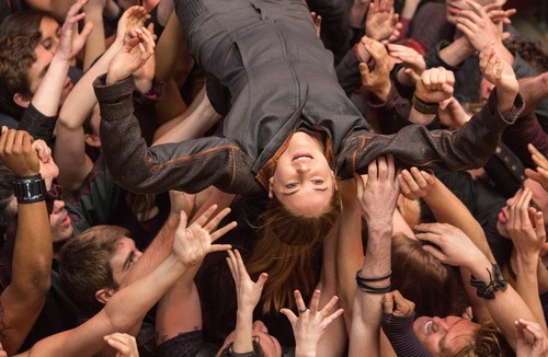  Divergent Movie Stills {+ बी टी एस Photo} - HQ/Untagged