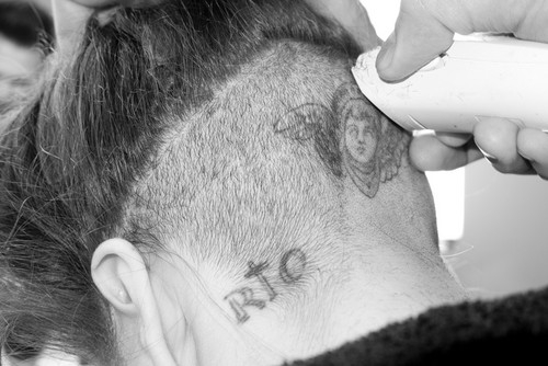  Gaga द्वारा Terry Richardson: Gaga shaving her head