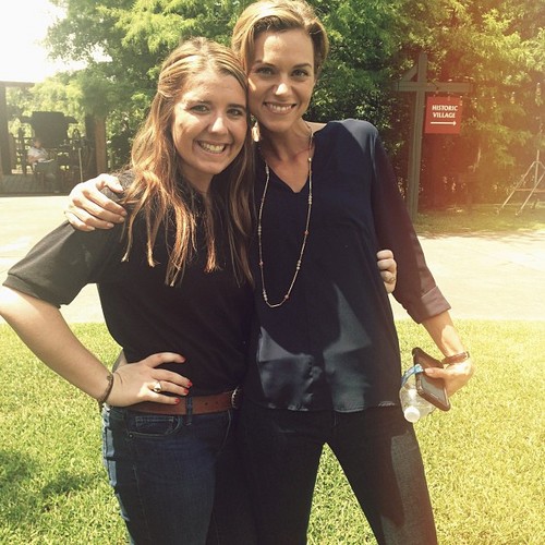  Hilarie 伯顿 and 粉丝 in Lafayette, LA on set of Papa Noel