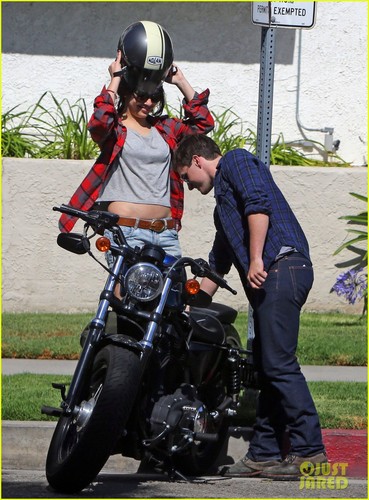  Josh Hutcherson & Claudia Traisac 吻乐队（Kiss） After Motorcycle Ride! [HQ]