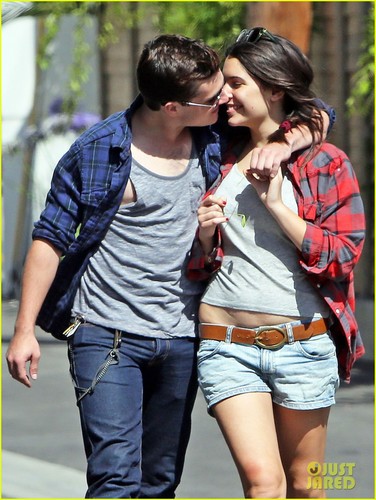  Josh Hutcherson & Claudia Traisac キッス After Motorcycle Ride! [HQ]