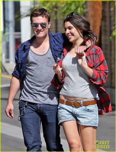  Josh Hutcherson & Claudia Traisac চুম্বন After Motorcycle Ride! [HQ]