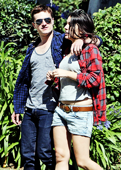  Josh & his girlfriend Claudia s’embrasser