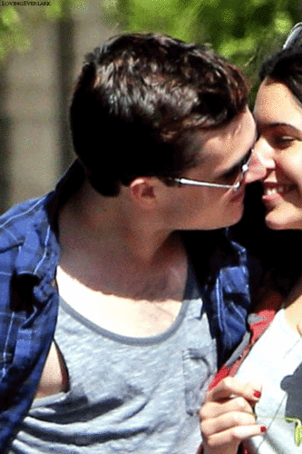 Josh चुंबन his girlfriend (6/22/2013)