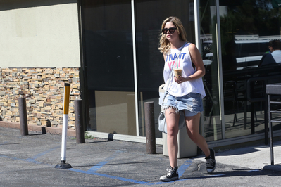  LEAVING स्टारबक्स COFFEE IN LOS ANGELES (JUNE 26TH, 2013)