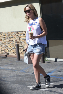 LEAVING STARBUCKS COFFEE IN LOS ANGELES (JUNE 26TH, 2013)
