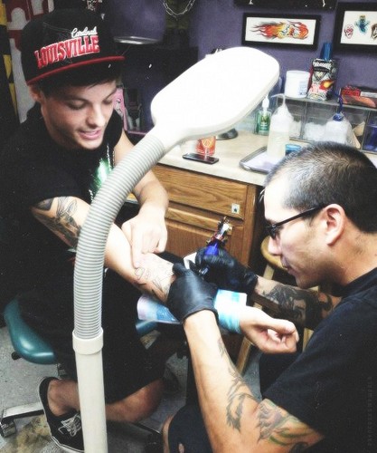 Louis getting his new tattoo 