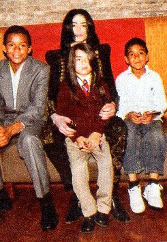  Michael Jackson with his son Blanket (middle) & nephews Jaafar Jackson & Royal Jackson ♥♥