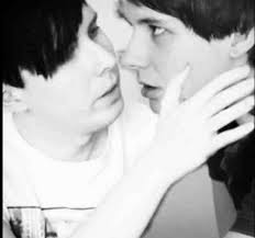  Phil leaning in to baciare Dan