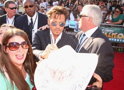 Sweet Johnny with fans! ♥ new pics