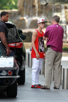  07.02.13 Justin Arrives At His Hotel In Oklahoma City