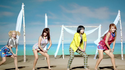  2NE1 - Falling in tình yêu M/V screencaps