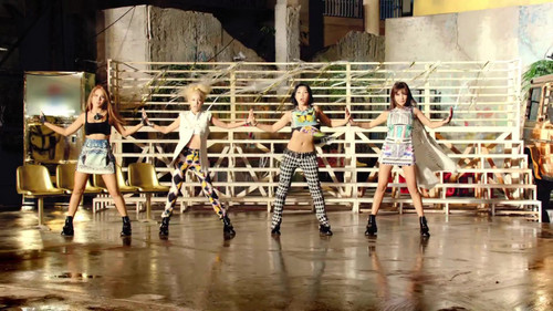  2NE1 - Falling in 愛 M/V screencaps