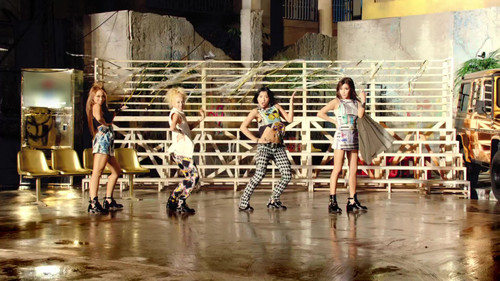  2NE1 - Falling in amor M/V screencaps