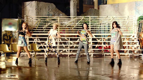  2NE1 - Falling in upendo M/V screencaps