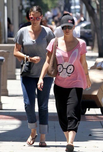  Kaley goes to lunch with a friend in LA