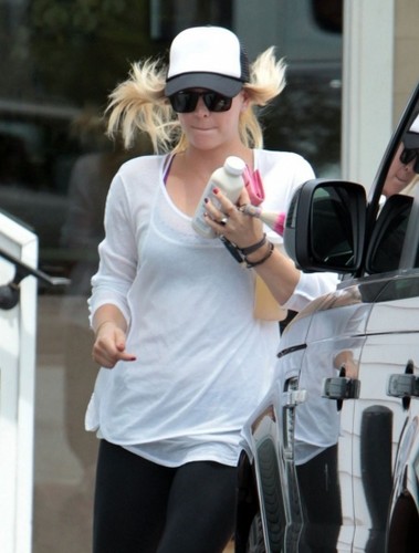  Kaley stops for a drink in Studio City