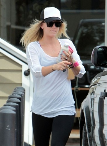  Kaley stops for a drink in Studio City