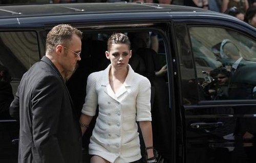  Kristen at the 2013 Chanel Couture Fashion mostrar in Paris,France