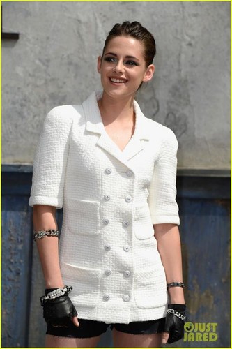  Kristen at the 2013 Chanel Fashion 显示 in Paris,France