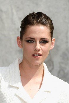  Kristen at the 2013 Chanel fashion 显示 in Paris,France