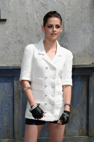  Kristen at the Chanel Fashion onyesha in Paris,France