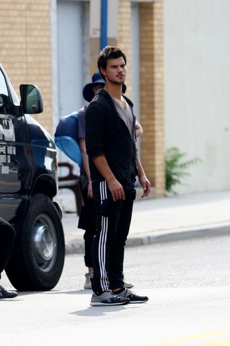  Taylor Lautner Films a Robbery Scene