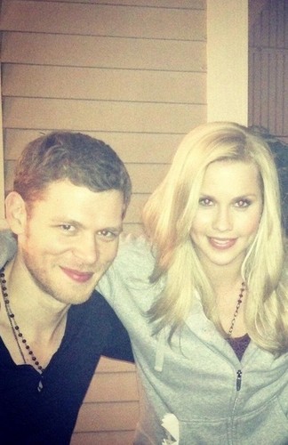  Claire Holt and Joseph 摩根