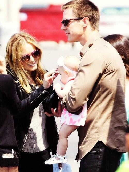 Kristen Bell and Jason Dohring holding his baby