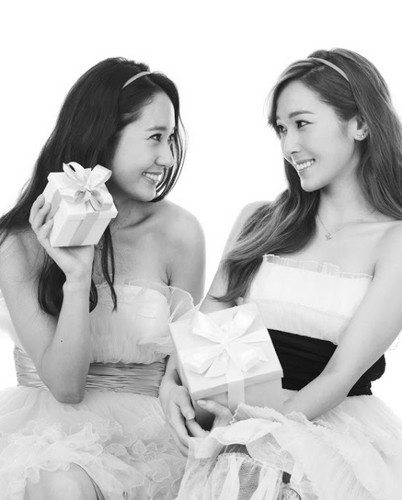  SNSD Jessica and f(x) Krystal's mga litrato from 'STONEHENgE'