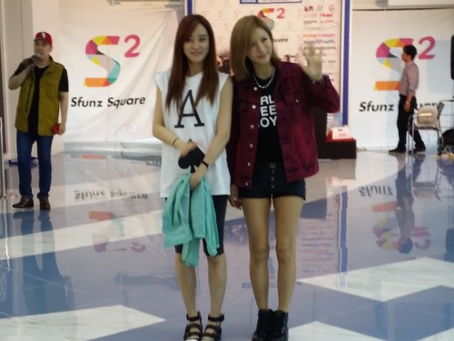  [FLICKS] 130728 JungAh and Juyeon at Busan অনুরাগী sign Event