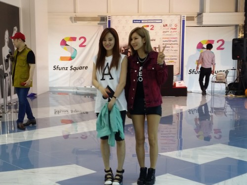  [FLICKS] 130728 JungAh and Juyeon at Busan Фан sign Event