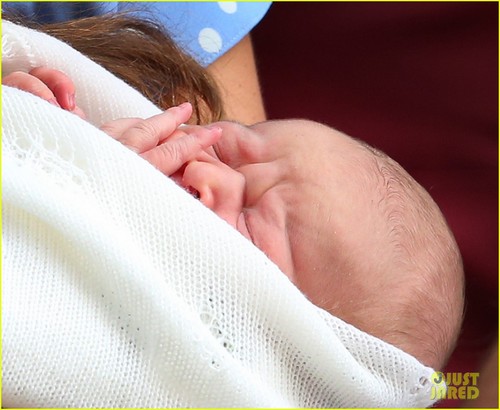  Duke and Duchess of Cambridge leaving St. Mary hospital with their new born baby (23th July 2013)