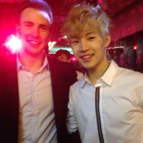  Henry snaps a 사진 with Chris Evans
