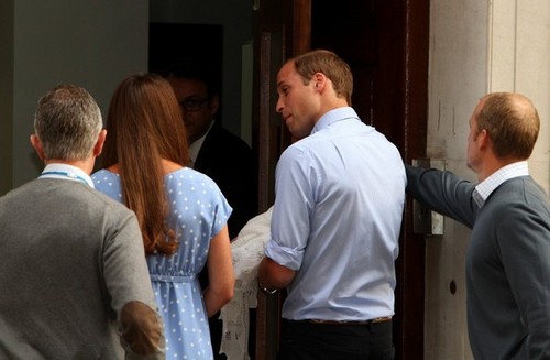  Kate Middleton and Prince William 表示する Off Their Baby